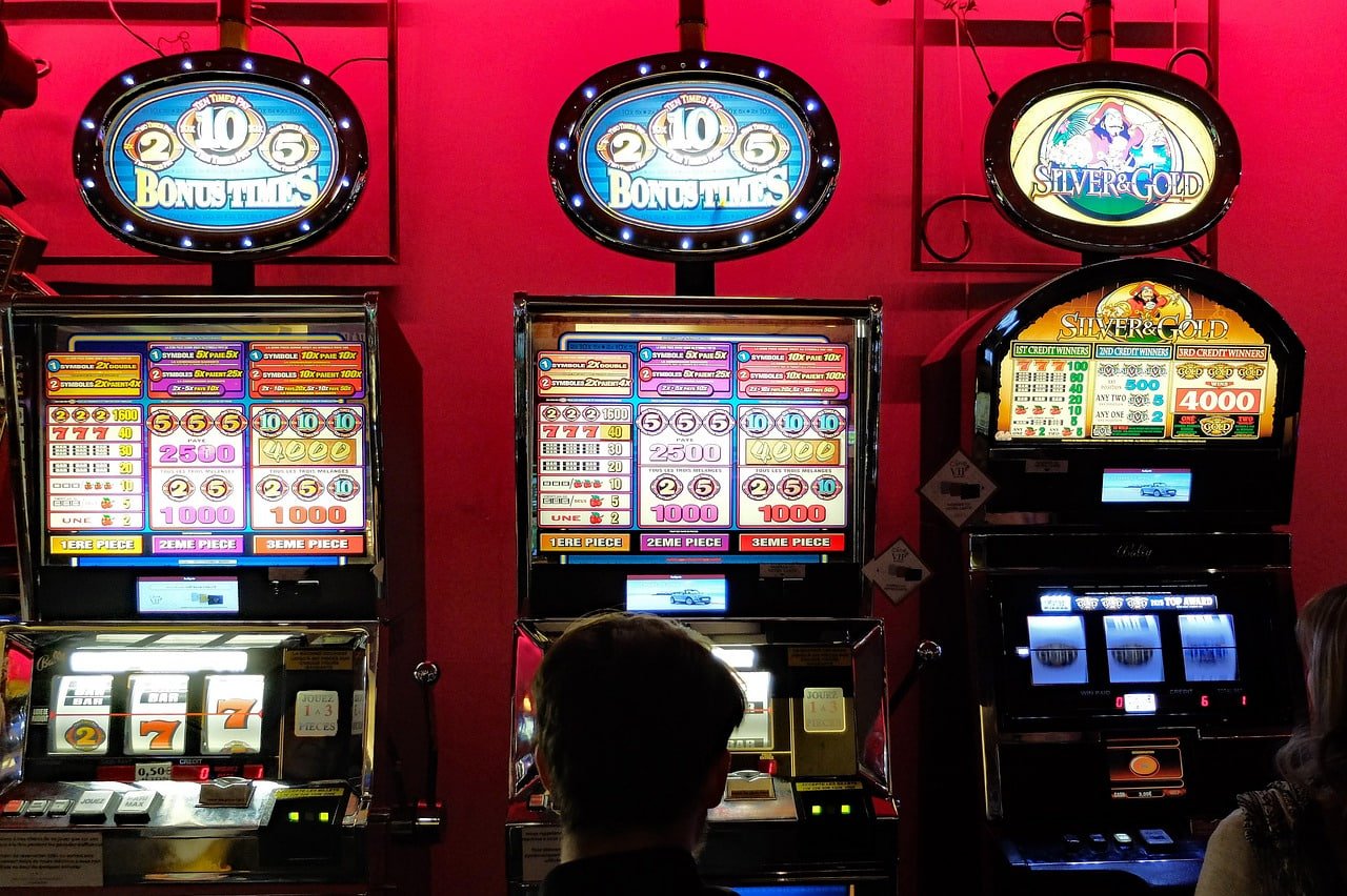 Ilustrasi pemain menggunakan platform puptogel di perangkat mobile dengan latar belakang oranye hangat